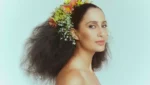 Camila Pitanga interpreta Clara Nunes na cinebiografia que retrata a trajetória da cantora brasileira.