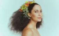 Camila Pitanga interpreta Clara Nunes na cinebiografia que retrata a trajetória da cantora brasileira.