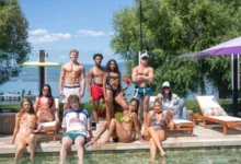 Elenco de Canada Shore reunido em praia durante gravações da série do Paramount+