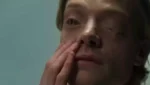 Cara-de-Barro aparece em cena do filme da DC Studios com destaque para a transformação do vilão em uma criatura de argila.