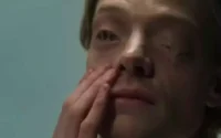 Cara-de-Barro aparece em cena do filme da DC Studios com destaque para a transformação do vilão em uma criatura de argila.