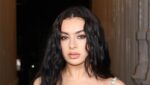 A cantora Charli XCX durante entrevista comentando sobre sua transição para o rock