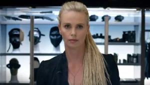 Charlize Theron comenta mudanças físicas após os 40 anos durante preparação para filmes de ação.