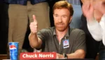 Chuck Norris em evento público, referência ao ator após sua morte