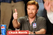 Chuck Norris em evento público, referência ao ator após sua morte