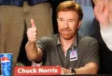 Chuck Norris em evento público, referência ao ator após sua morte