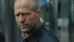Código Vingança mostra Jason Statham em cena de ação em navio no trailer
