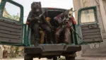 Adria do trailer de Como Roubar Um Banco mostrando assalto transmitido ao vivo em cena de ação.