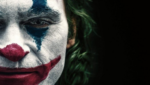 Joaquin Phoenix como Arthur Fleck em Coringa, retratando o colapso psicológico do personagem em Gotham.