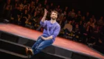 Daniel Radcliffe interagindo com a plateia no palco do Hudson Theatre na Broadway.