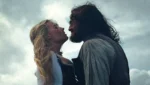 Margot Robbie e Jacob Elordi caracterizados como Cathy e Heathcliff na adaptação de O Morro dos Ventos Uivantes de 2026.