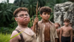 Cena da minissérie “O Senhor das Moscas” da Netflix mostrando grupo de garotos isolados em uma ilha em colapso social.