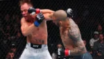 Cub Swanson comemora vitória por nocaute sobre Nate Landwehr no octógono do UFC 327.