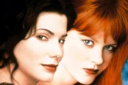 Pôster do filme 'Da Magia à Sedução' (Practical Magic), de 1998, com Sandra Bullock e Nicole Kidman.