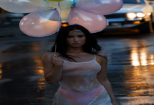 Demi Lovato em pose promocional para o lançamento do single Low Rise Jeans.