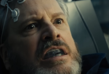 Cena de Dia D com Emily Blunt durante transmissão ao vivo em meio a evento estranho