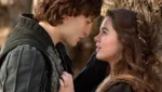 Cena de Romeu e Julieta (2013) com Hailee Steinfeld em produção removida do Disney+
