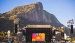 Palco iluminado com multidão e logotipo do festival Doce Maravilha 2026