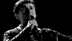 Dylan Carter em apresentação no The Voice durante audição com microfone em palco iluminado