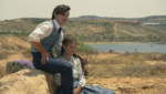Millie Bobby Brown como Enola Holmes em cena do terceiro filme com figurino de época e ambientação europeia