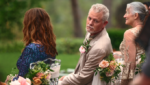 Eric Dane como Cal Jacobs em cena da terceira temporada de Euphoria durante evento de casamento.