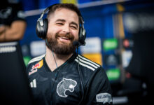 Gabriel FalleN Toledo, jogador profissional de Counter-Strike, usando uniforme da FURIA em frente ao computador durante competição.