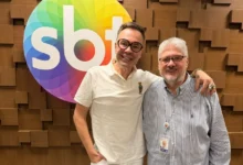 O jornalista Felipeh Campos sorrindo durante o anúncio de seu retorno ao SBT.