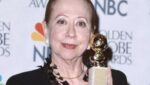 Fernanda Montenegro recebe troféu especial do Globo de Ouro durante cerimônia no Rio de Janeiro.