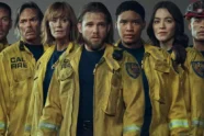 Cena de bombeiros em ação na série Fire Country, que deve expandir universo com série médica.
