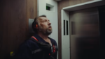 O ator Craig Parkinson em cena do clipe Window da banda Foo Fighters