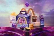Silhueta das três protagonistas de Guerreiras do K-Pop em um anúncio promocional do McDonald's com a data 26 de abril.