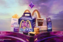 Silhueta das três protagonistas de Guerreiras do K-Pop em um anúncio promocional do McDonald's com a data 26 de abril.