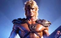 Dolph Lundgren e Nicholas Galitzine juntos na première de He-Man: Mestres do Universo.
