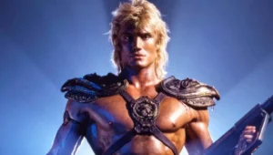 Dolph Lundgren e Nicholas Galitzine juntos na première de He-Man: Mestres do Universo.