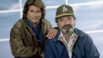 Fox desenvolve reboot de O Homem que Veio do Céu com Jason Katims à frente da nova versão da série clássica.
