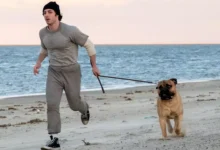 O ator Anthony Ippolito caracterizado como o jovem Sylvester Stallone durante as filmagens de Rocky.