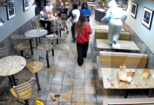 A rapper Ice Spice sentada em um estabelecimento comercial momentos antes de um incidente.