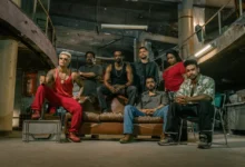 Elenco de Impuros reunido em cena durante gravações da sétima temporada no Rio de Janeiro