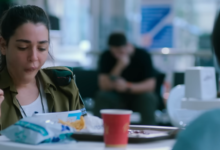 Cena da série Incondicional com a personagem Orna em um momento de desespero após a prisão da filha.