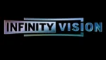 Logotipo da tecnologia Infinity Vision em uma sala de cinema de grande formato