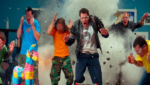 Cena promocional de “Jackass 5” com Johnny Knoxville e elenco em novas acrobacias perigosas, destacando o tom de despedida da franquia da Paramount Pictures.