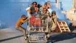 Johnny Knoxville em cena da série Jackass durante um dos desafios da produção.