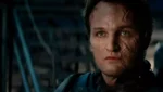 Jason Clarke em evento de divulgação, associado ao projeto Fogo Contra Fogo 2 de Michael Mann.