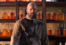 O ator Jason Statham em cena de ação do filme O Apicultor 2.