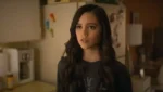 Jenna Ortega em cena de You como Ellie durante momento dramático da série