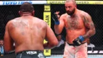Josh Hokit e Curtis Blaydes trocam golpes durante luta intensa no octógono do UFC 327 em Miami.