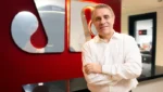 Fernando Pelegio em ambiente corporativo da Jovem Pan