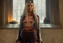 Katey Sagal como Dra. Kureha em One Piece live-action, enfrentando o tirânico Rei Wapol