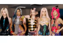 As integrantes do grupo global KATSEYE posando para a divulgação do novo projeto musical Wild.