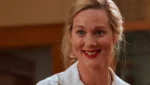 Laura Linney em cena ao lado de John Stewart na série Lanternas da DC Studios.
